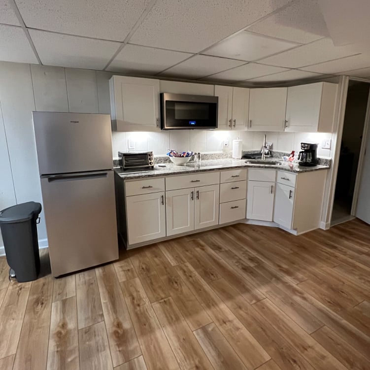Ful kitchen.  All needed appliances plus combo convection oven / microwave..
Portable countertop electric stove burners (stored in cabinet).