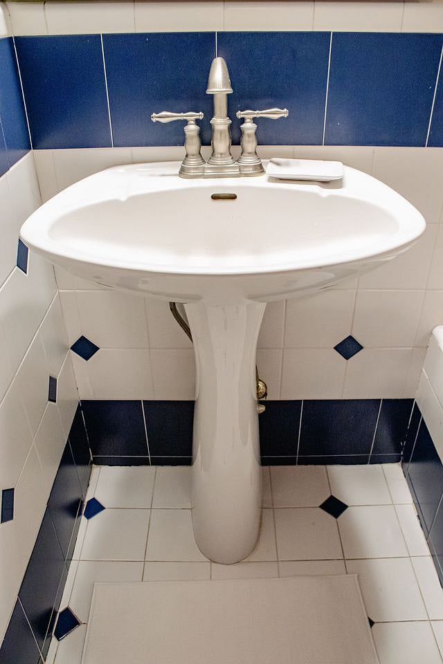 Bathroom in bdrm 1
