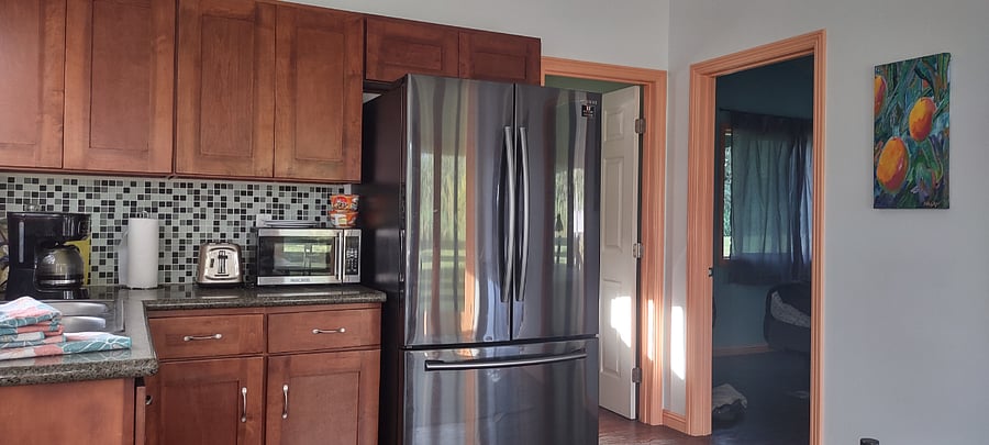 Full kitchen, fridge/freezer, microwave, induction plate, electric grill, toaster, hot water pot, coffee pot, everything you need.