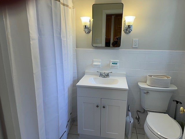 First Floor Bathroom with Tub/Shower