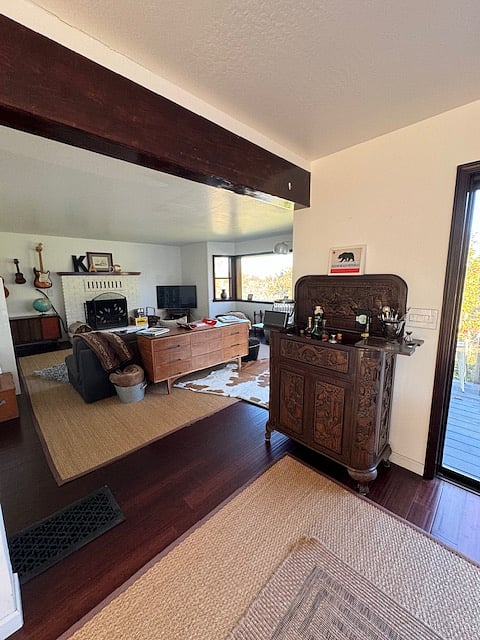 Another shot of the living room that is tasteful and comfortable.