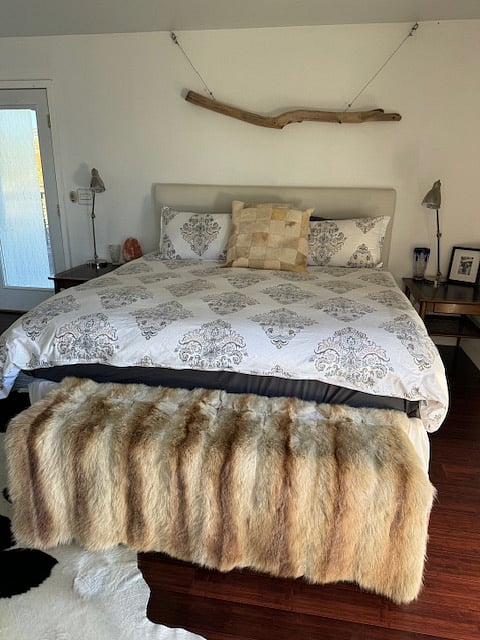 Master king bed. 