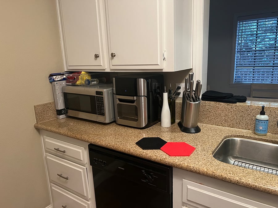 Kitchen - microwave & airfryer.