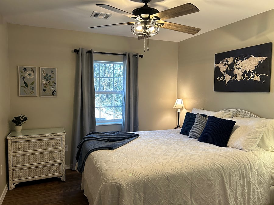 Ultra comfy Queen bed with blackout curtains
