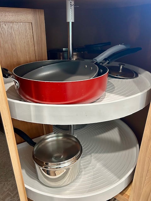 Pots, pans & skillets