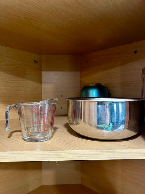 Mixing bowls & measuring cup