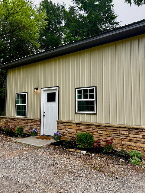 Clean, neat, and easily accessible. Parking just steps away...