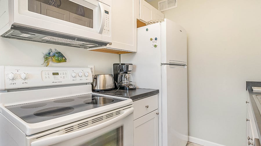 Full kitchen, with dishwasher, coffee maker, and a Keurig!