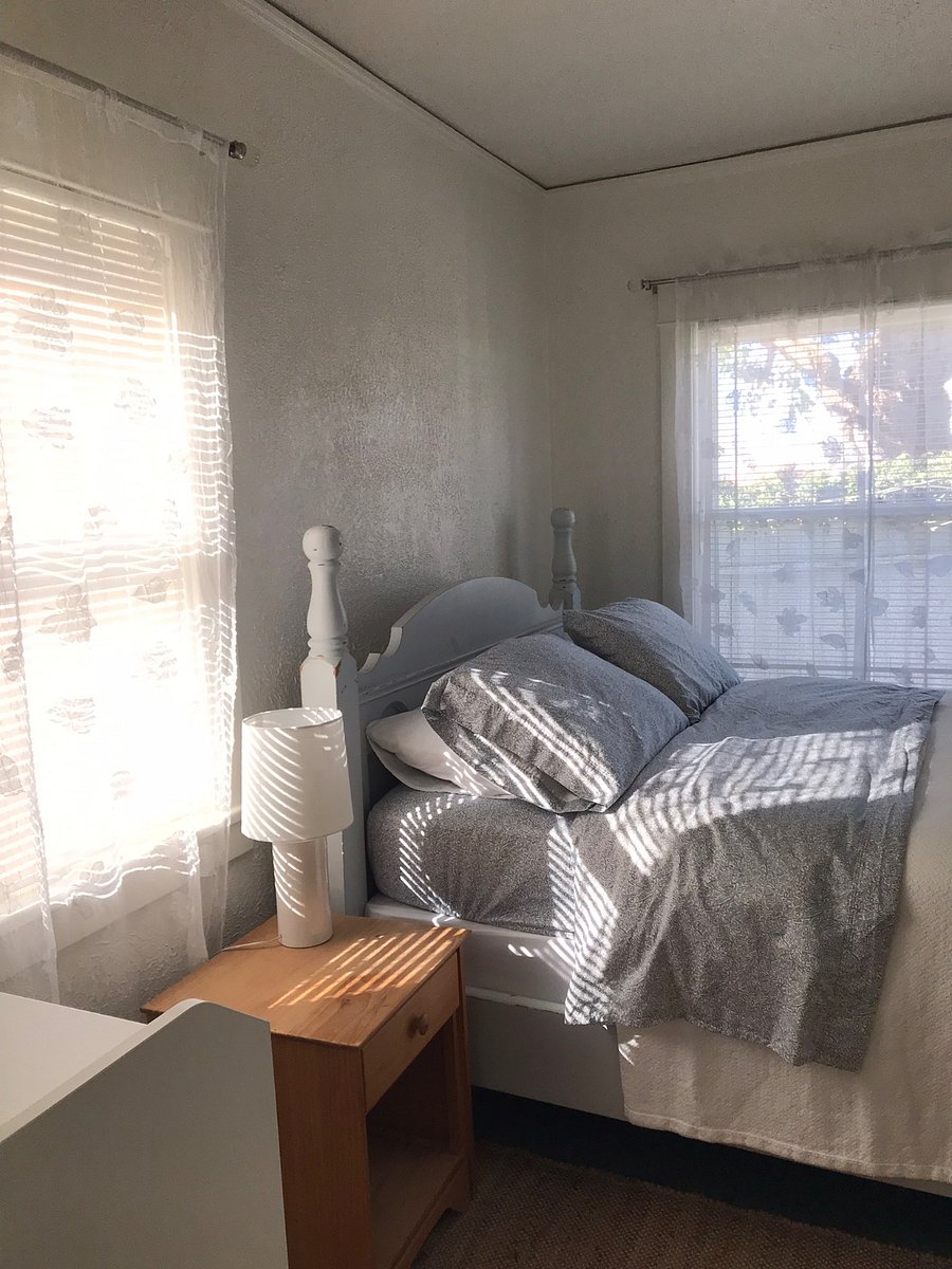 Queen bed.