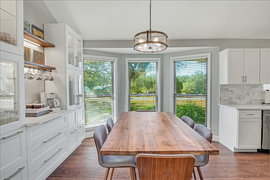 Bay windows in dining. Coffee bar.
