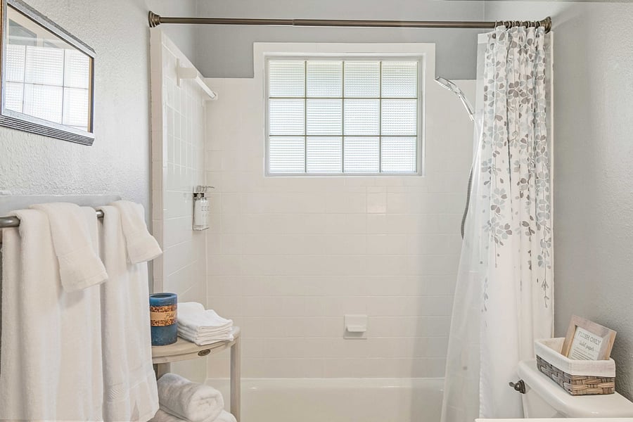 Hall bath with tub