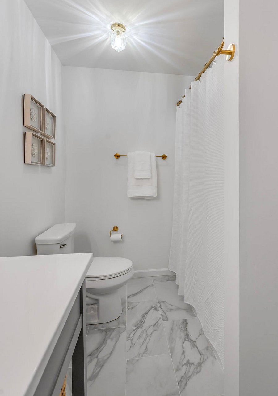 2nd level front master bathroom with tub/shower