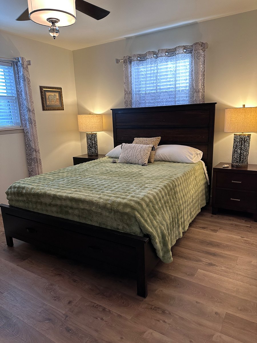 Bedroom with queen size bed