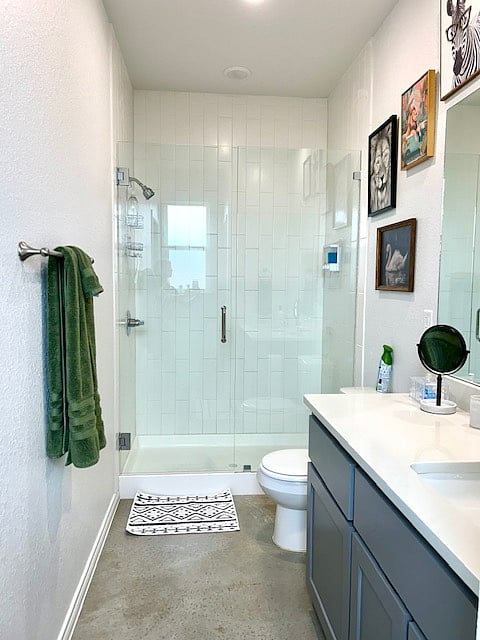 1st bathroom, attached to primary bedroom