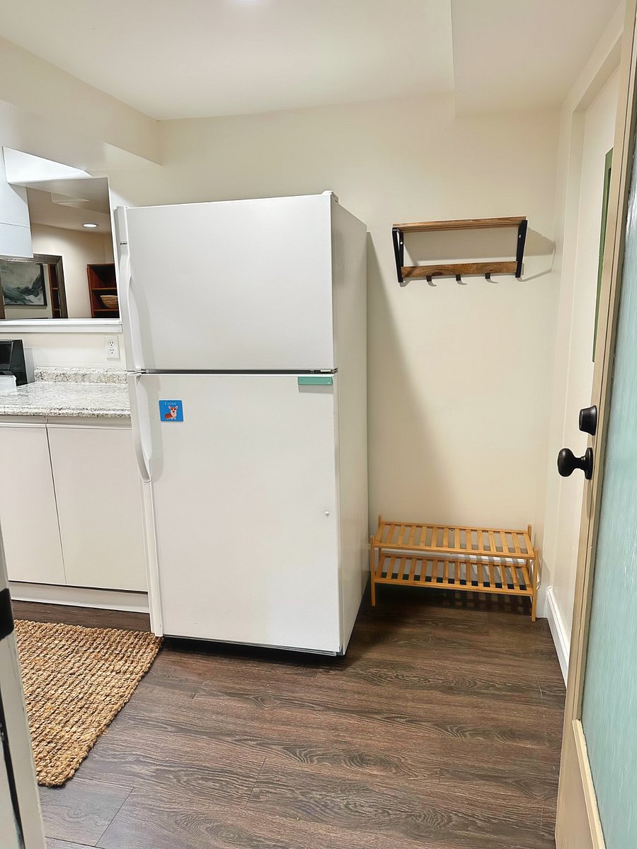 Kitchen w/ large fridge appliance and mudroom walk-in area