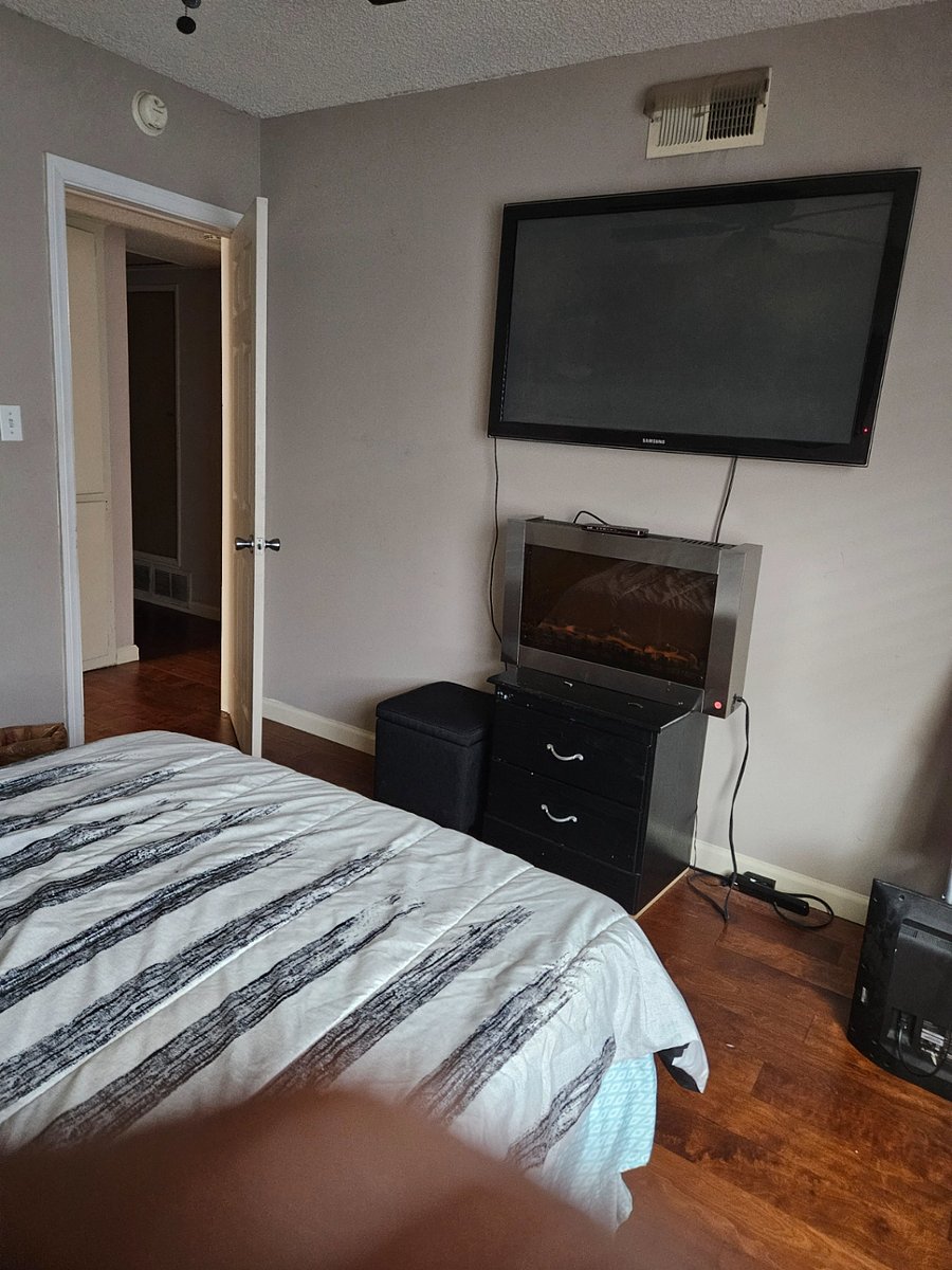 Bedroom 2 Full size bed with Smart cable TV.