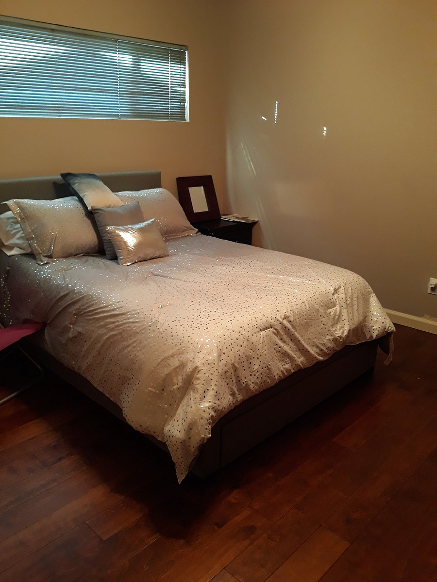 Bedroom 1 Queensize Bed, smart TV/Cable