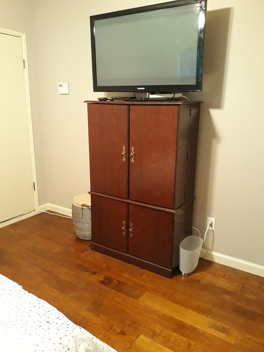 Bedroom 1 Queensize Bed, smart TV/Cable