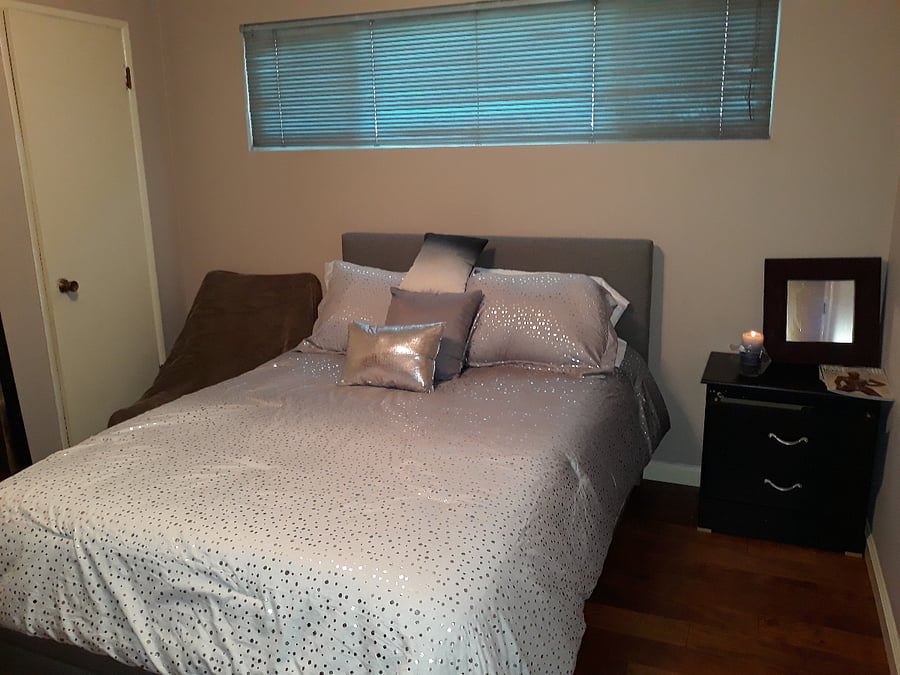Bedroom 1 Queensize Bed, smart TV/Cable