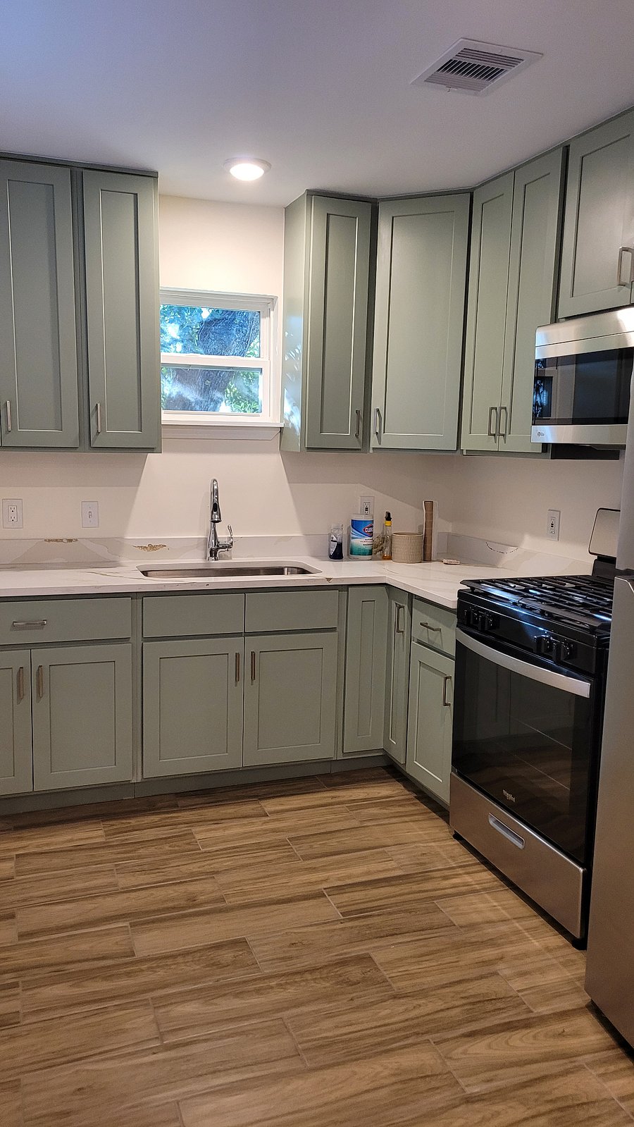 Full kitchen