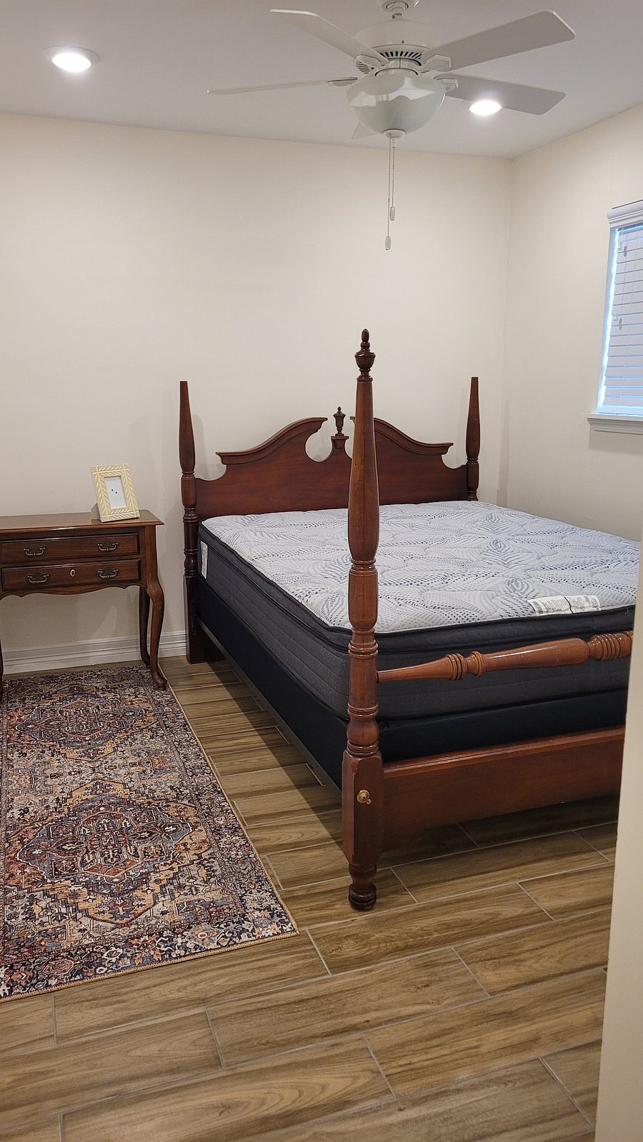 Bedroom, queen size bed