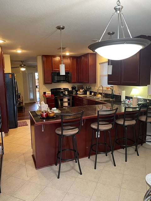 Kitchen & Breakfast Bar