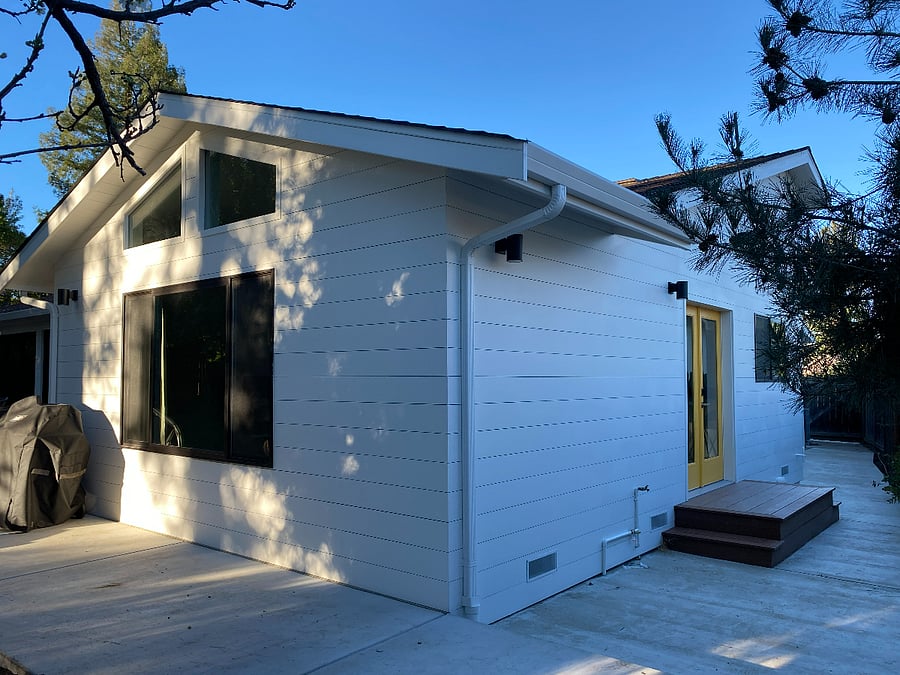 Independant side yard & entry