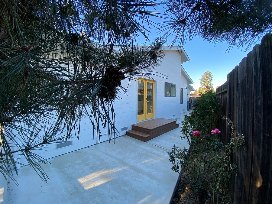 Independant side yard & entry