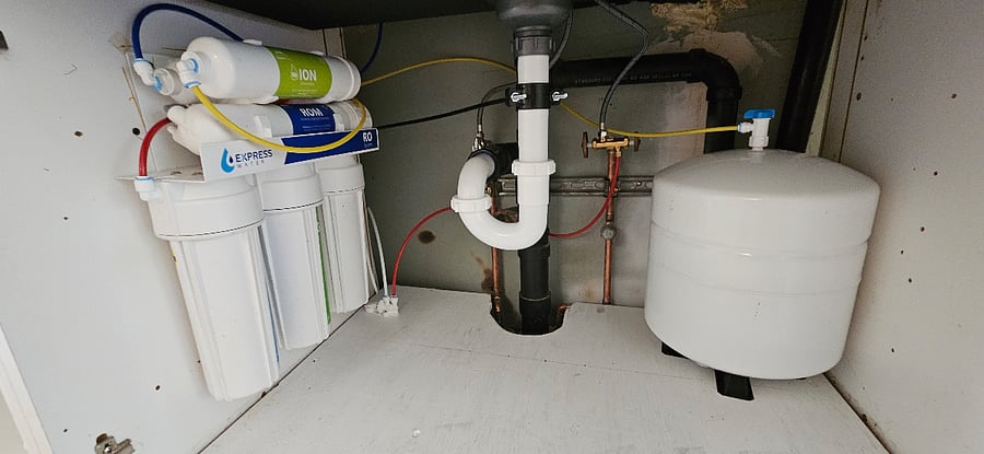 Reverse osmosis and five filter water filter. Additional countertop Britta style filter as well.