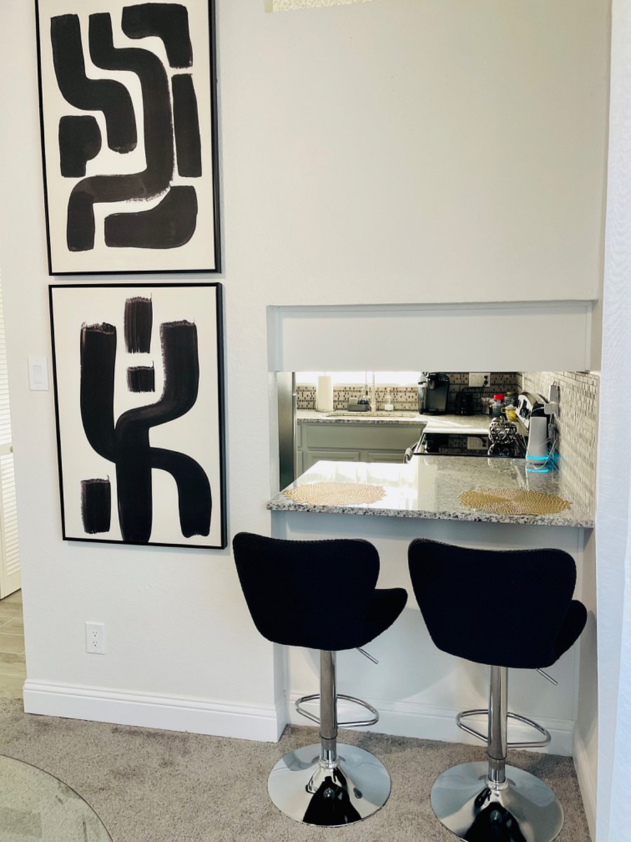 dining /bar eating area