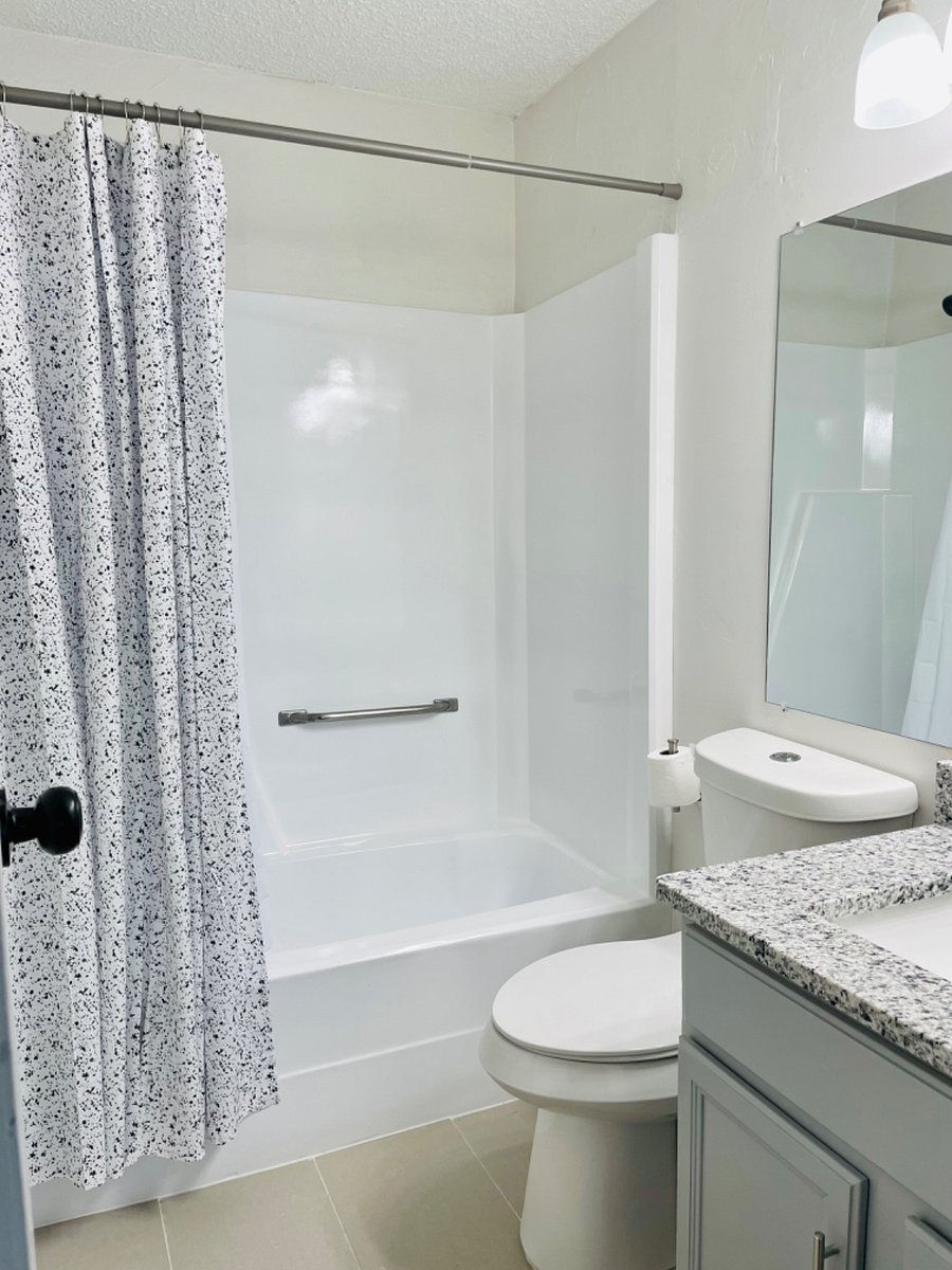 full bathroom bedroom 1