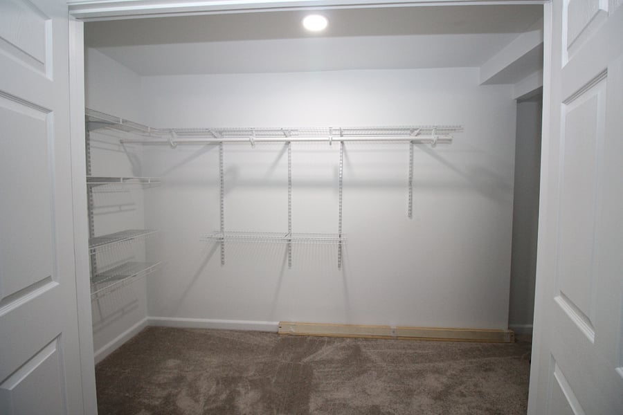 walk-incloset in bedroom