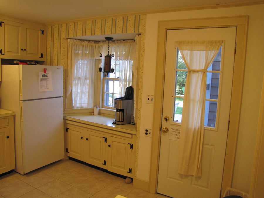 Kitchen breakfast nook with pull-out table