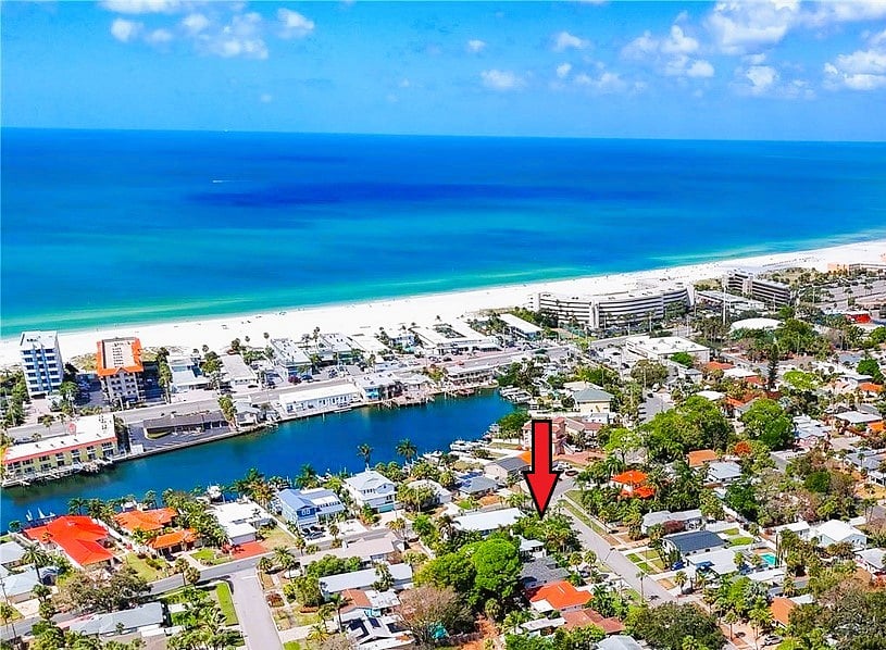 Located in a quiet neighborhood and only a 3 min walk to Gulf beaches, restaurants, beach bars and shopping
