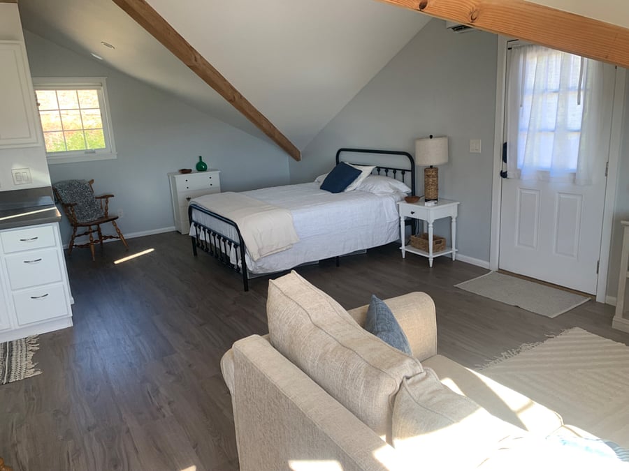 Queen size bed very sturdy and comfortable