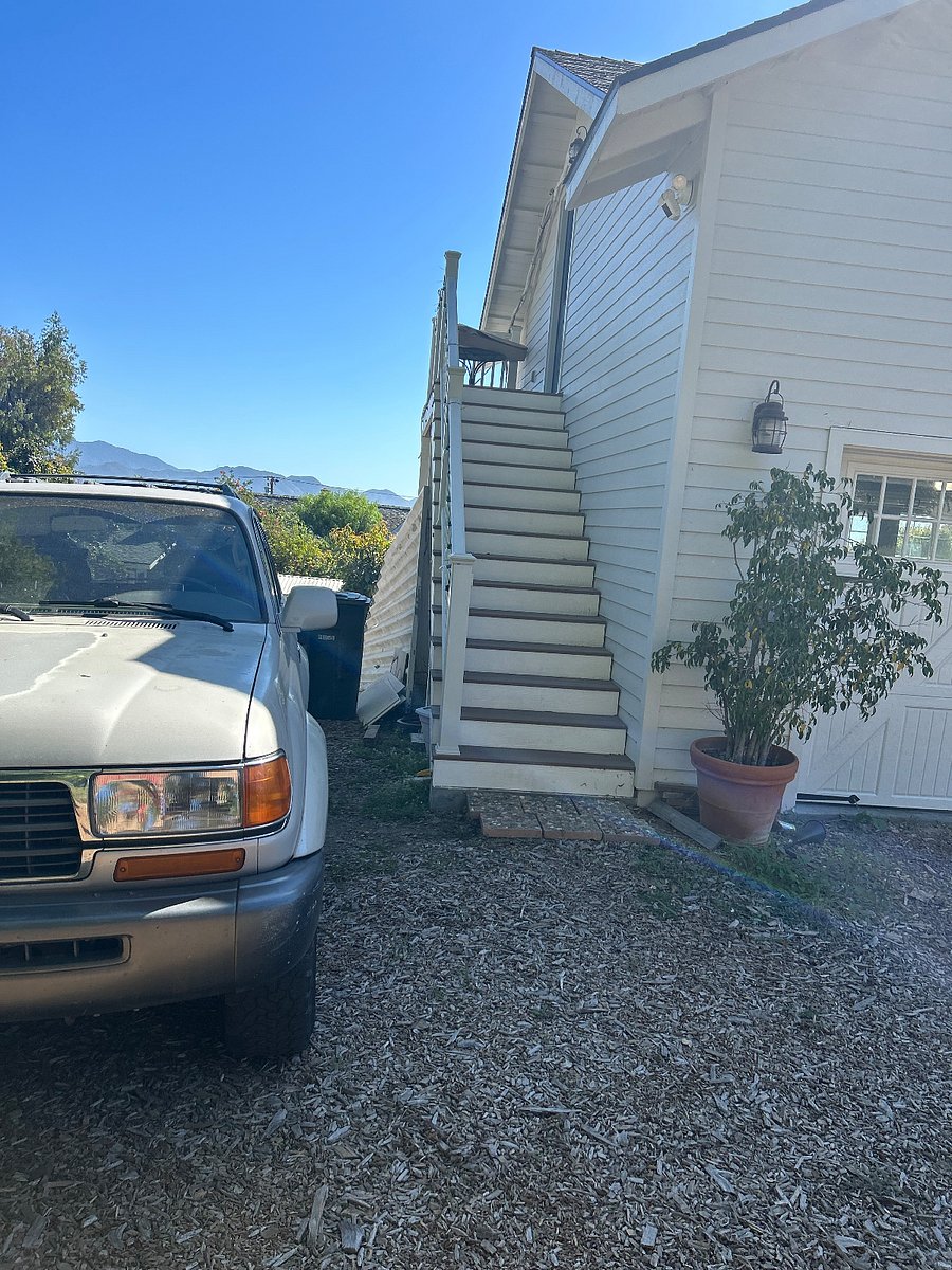 Parking and stairs to the apartment