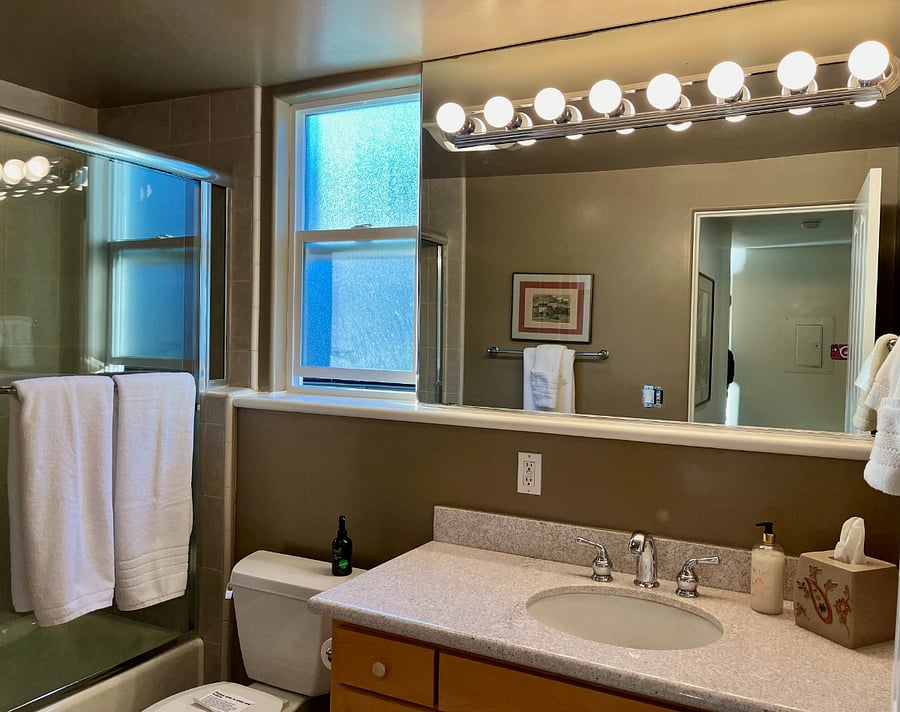 2nd bathroom with tub