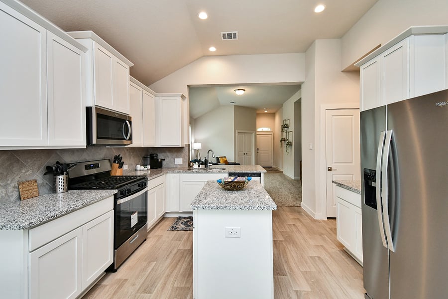 Spread out in the kitchen when preparing meals and make use of the kitchen island.
