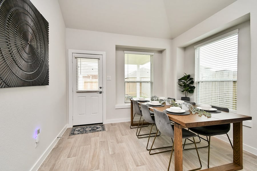 Enjoy a meal with the entire family in the dining area with bay seating and ample seating for six guests!