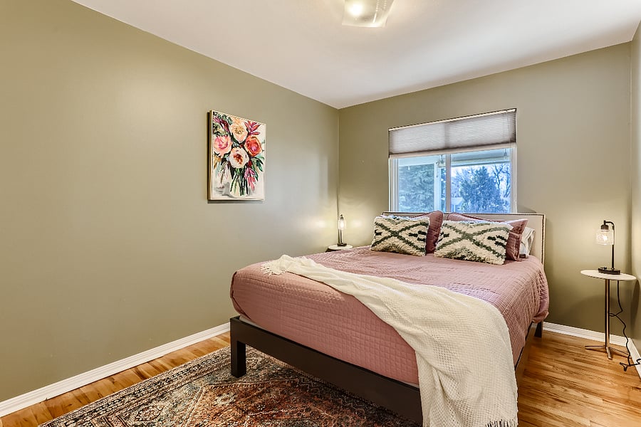 Queen bedroom - main floor