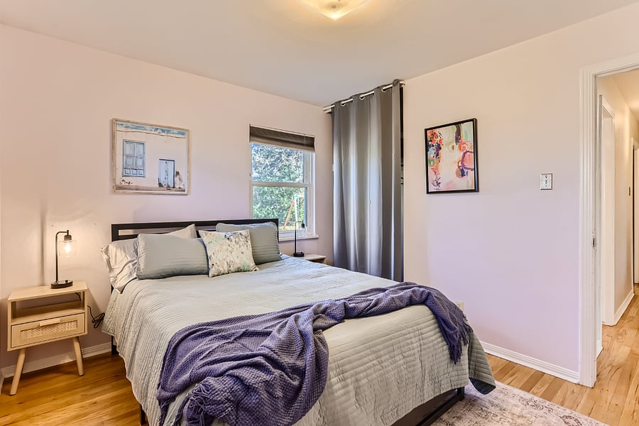 Queen bedroom 2 - main floor