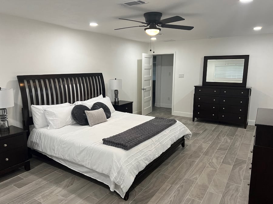 Large Master En Suite #2