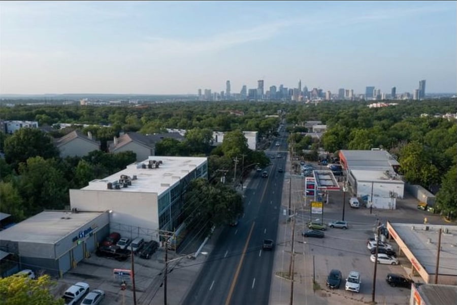 Located right across the street from Toss Pizza & Pub, only a 5 min walk to Summer Moon Coffee and a 10 minute walk to the South Austin Recreation Center that includes a full tennis center, multiple parks and trails AND free pickleball courts! (Perfect place to bring doggies)