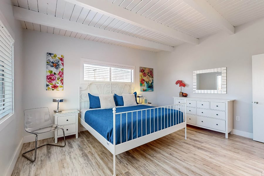 Master bedroom #2 with king bed, full bathroom