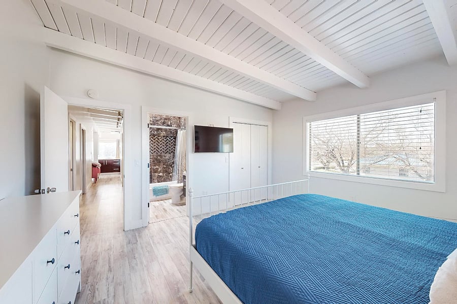 Master bedroom #2 with king bed, full bathroom