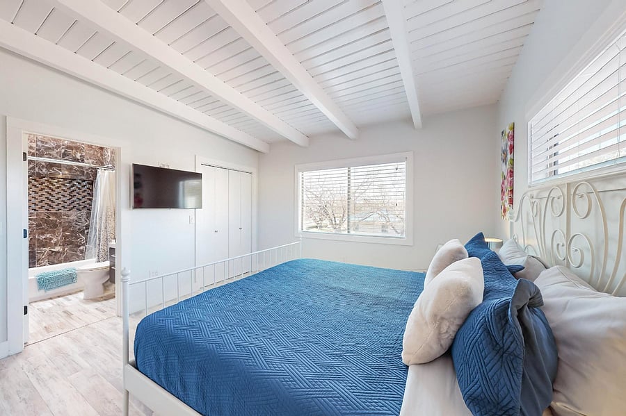 Master bedroom #2 with king bed, full bathroom