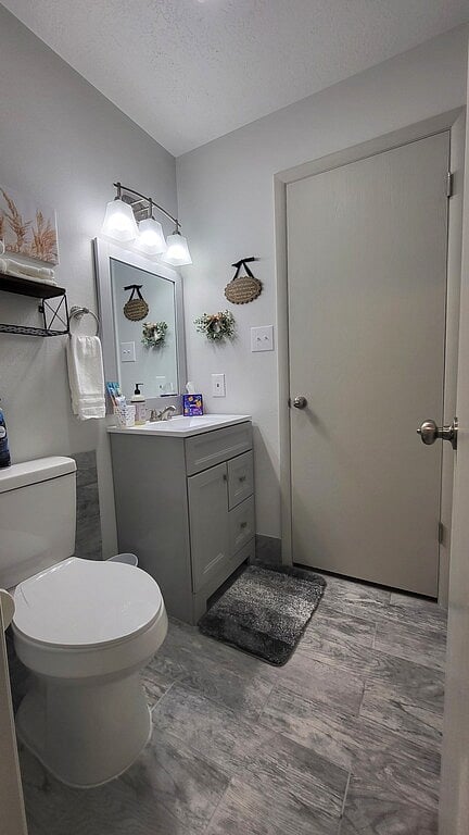 Jack and Jill bathrooms with both having access to center bathtub/shower room