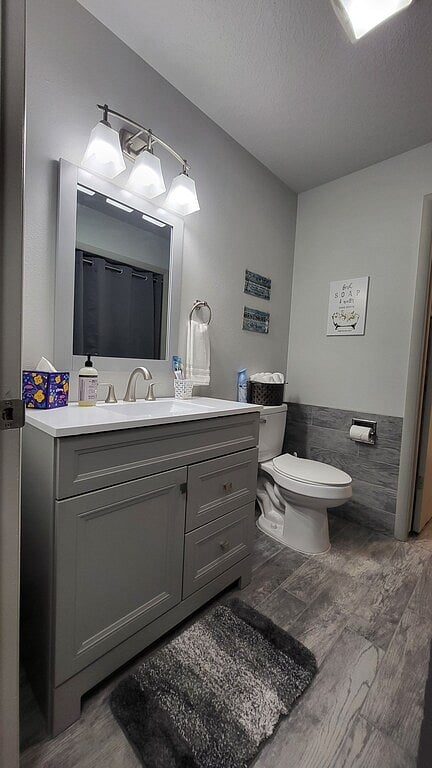 Jack and Jill bathrooms with both having access to center bathtub/shower room