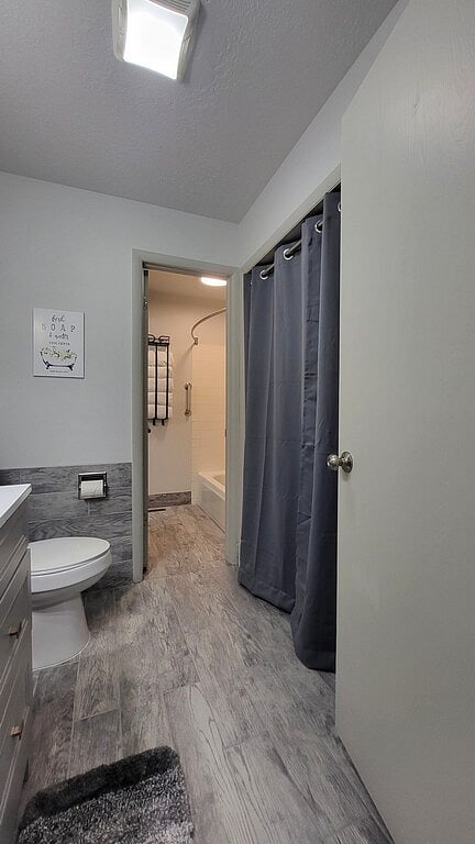 Jack and Jill bathrooms with both having access to center bathtub/shower room