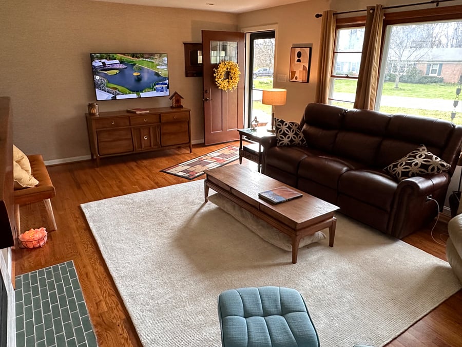 Living room common are looking towards front door